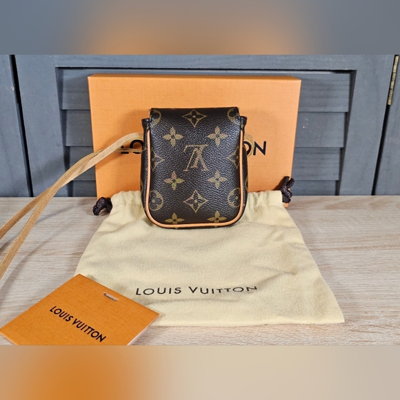Authentic LOUIS VUITTON Cancun Pochette Crossbody Bag - Picture 12 of 12